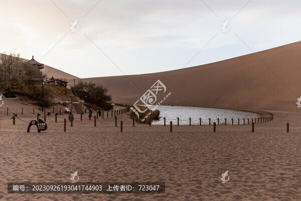 鳴沙山月牙泉