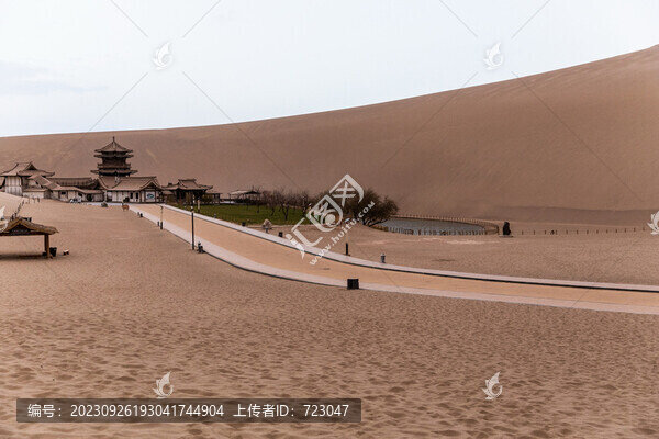 鳴沙山月牙泉