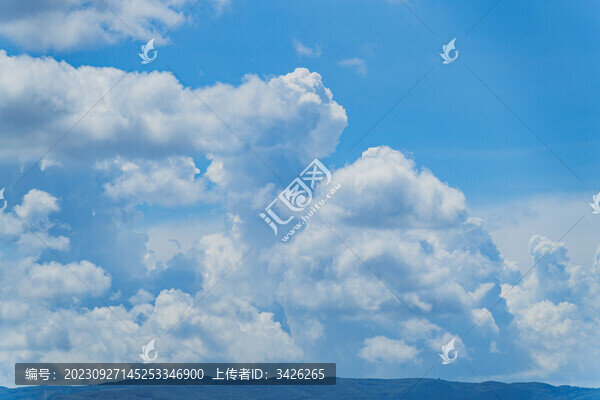 多云的天空和遠(yuǎn)處的山景
