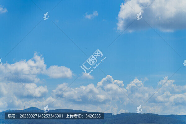 多云的天空和遠(yuǎn)處的山景