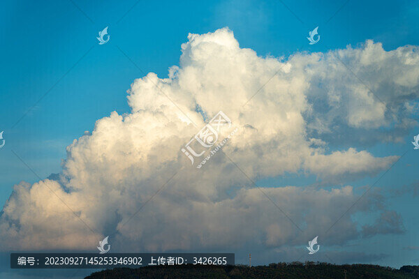 多云的天空和遠(yuǎn)處的山景