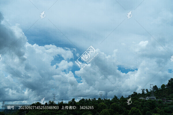 多云的天空和遠(yuǎn)處的山景