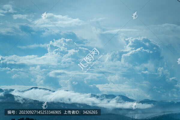 多云的天空和遠處的山景