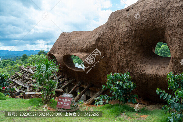 多云天空下的建筑景觀