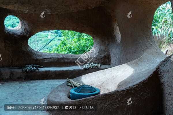 多云天空下的建筑景觀