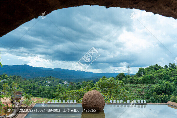多云天空下的建筑景觀