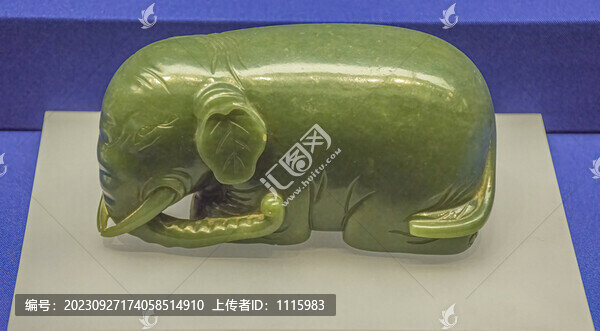 清代乾隆款碧玉臥象擺件