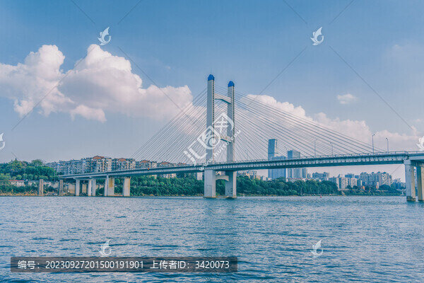 藍(lán)天下的廣西柳州壺西大橋