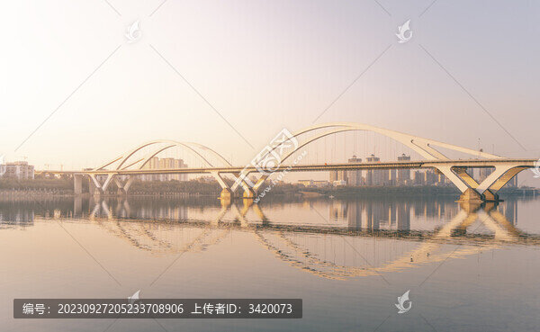 柳州廣雅大橋夕陽(yáng)下的橋梁