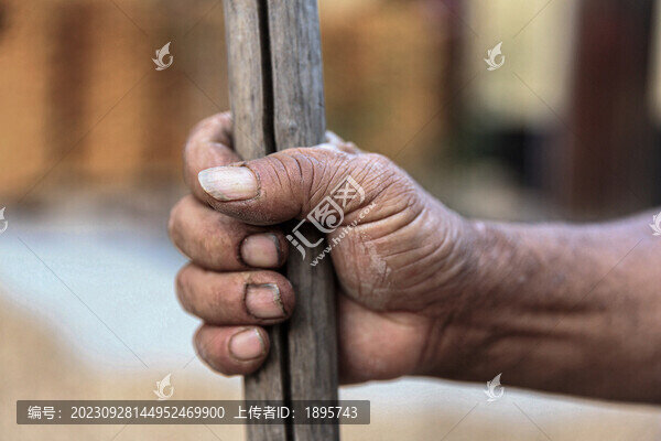 勞動(dòng)人民粗糙的手
