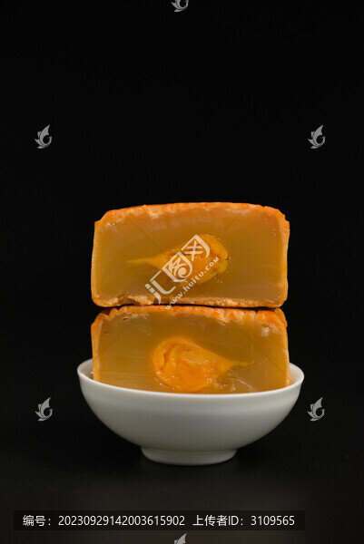 蛋黃蓮蓉月餅切開(kāi)特寫(xiě)暗調(diào)