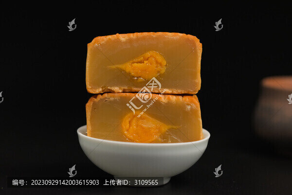 蛋黃蓮蓉月餅切開特寫暗調(diào)