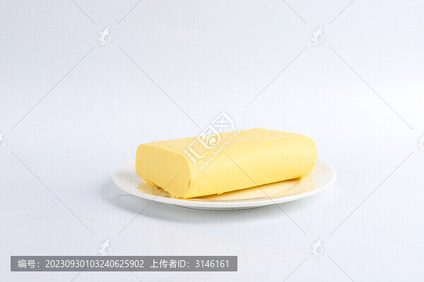盤子里裝著無(wú)鹽黃油
