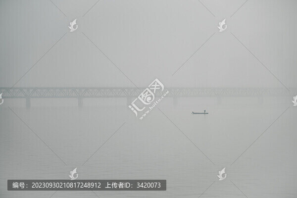 杭州市霧氣籠罩下的錢塘江大橋