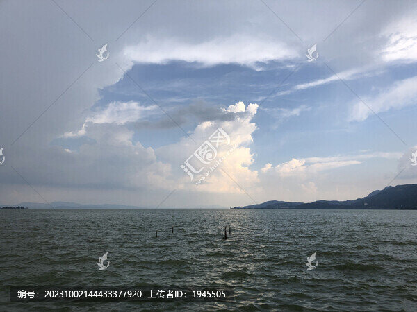 湖面藍(lán)天白云