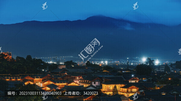 云南麗江古城高山下的建筑