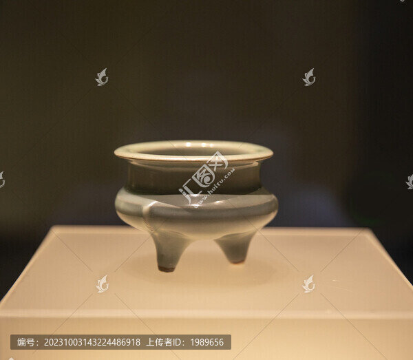 南宋龍泉窯粉青釉鬲式爐