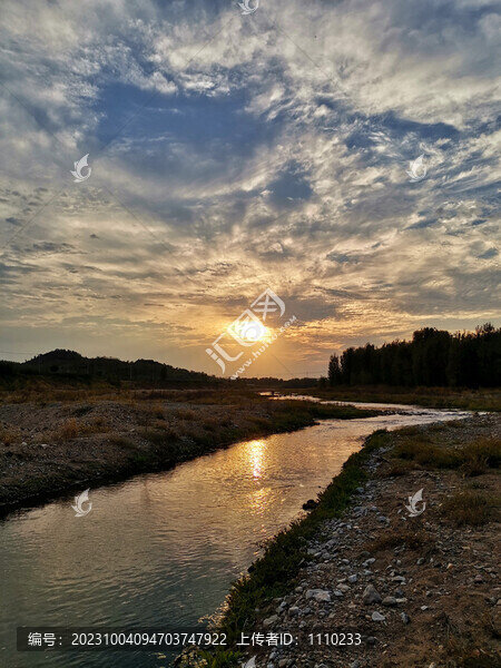落日河流