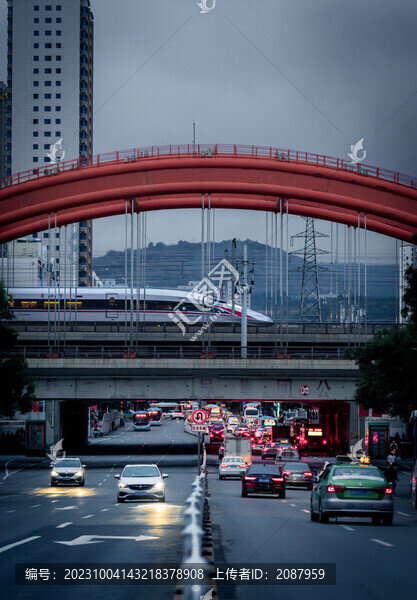復(fù)興號(hào)從城市上空飛馳而過(guò)