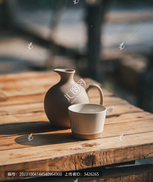 木桌上的水壺和杯子
