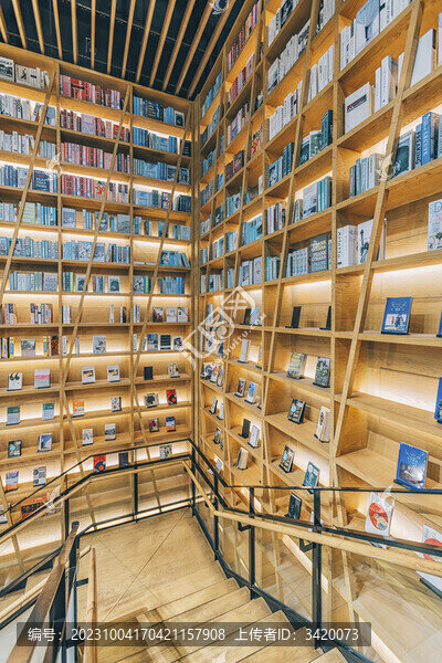 江蘇南京書(shū)店里的大型書(shū)架