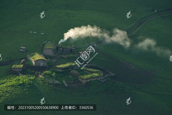 新疆大草原上的民居炊煙裊裊