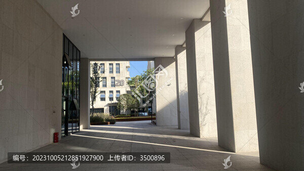 建筑下的光影