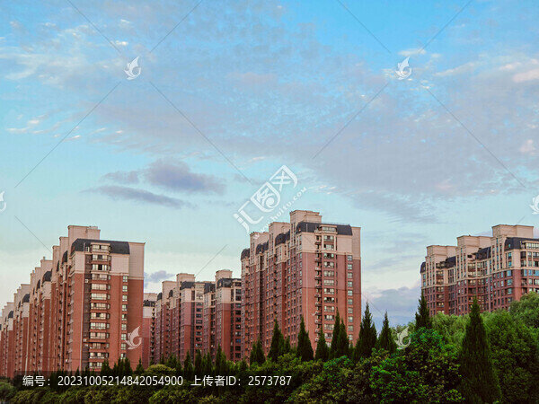 藍(lán)天白云下的住宅社區(qū)