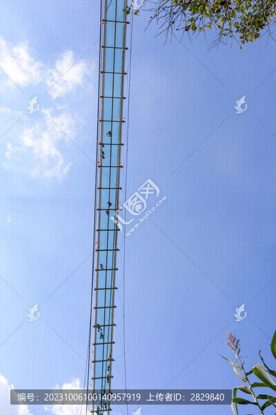 仰拍玻璃棧道