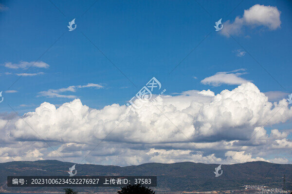 藍(lán)天白云
