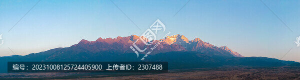 云南玉龍雪山日出航拍日照金山