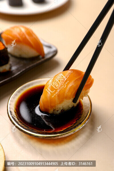 三文魚蘸醬油
