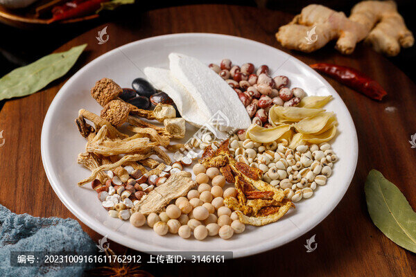 白盤子里面裝的燉湯料包