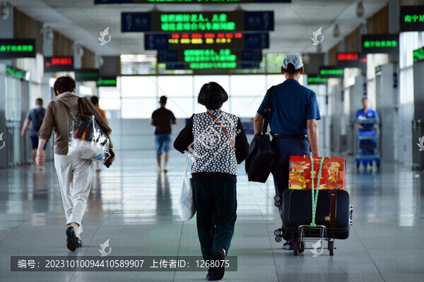 火車(chē)站過(guò)節(jié)回家的人