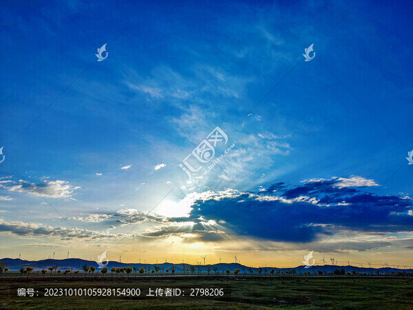 山巒起伏的草原日出