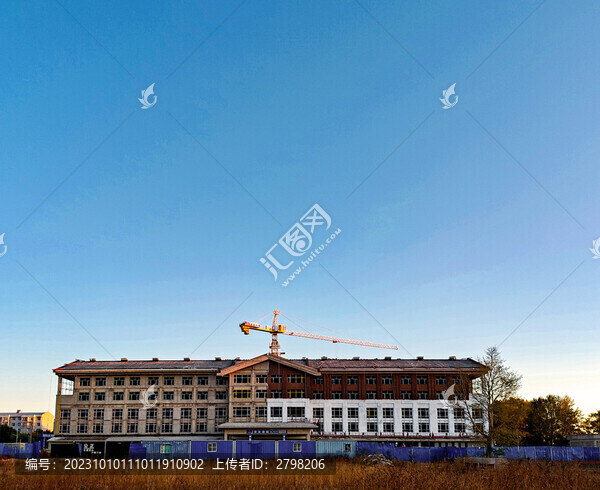 秋日荒原的養(yǎng)老院建筑