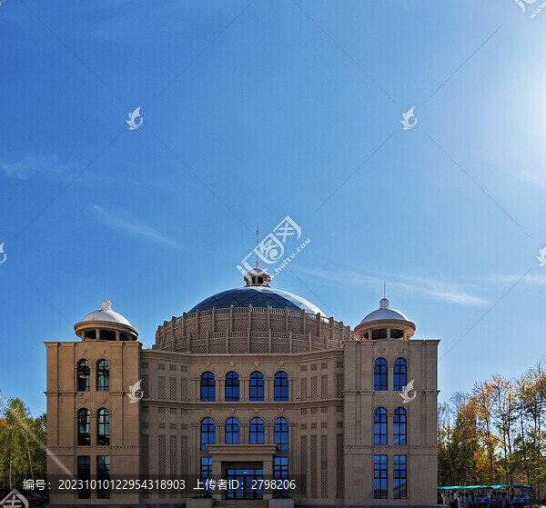 湖畔歐式穹頂建筑