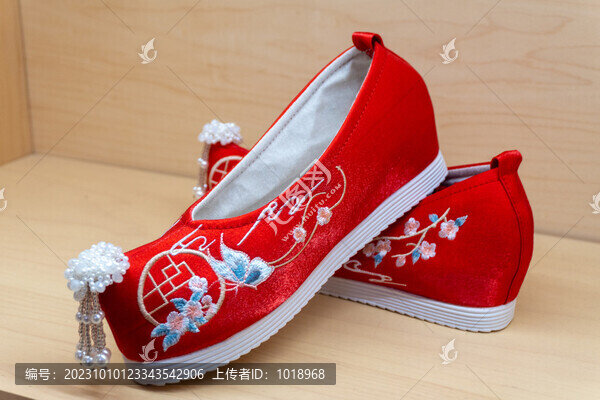 繡花布鞋