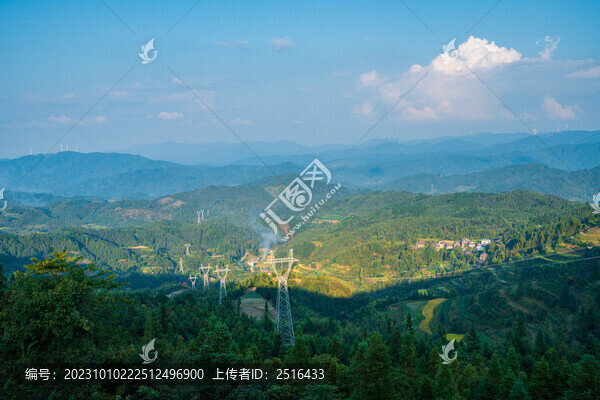 高山上的國家電網(wǎng)輸電塔風(fēng)光