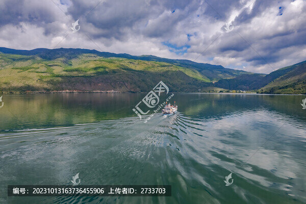 青山綠水與游船