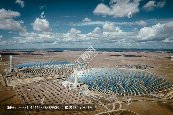 航拍大型太陽能發(fā)電站