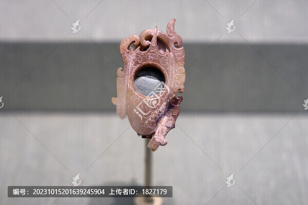 龍鳳紋韘形佩