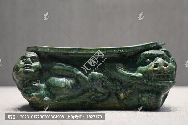 綠釉人物子母獅形枕