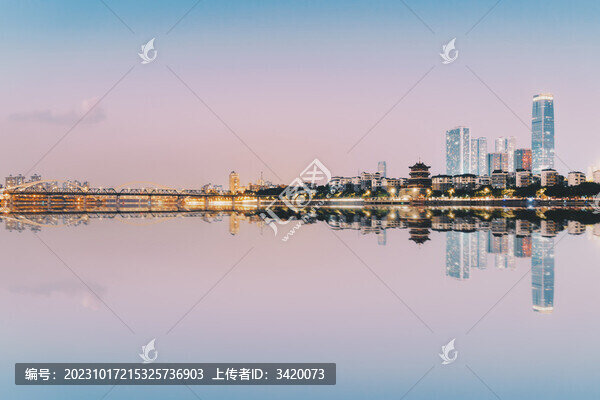 黃昏時高樓倒影柳州城市天際線