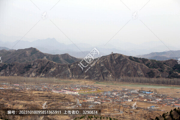 冬天山下寧靜的村莊