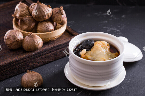 黑蒜土豬肉燉花膠