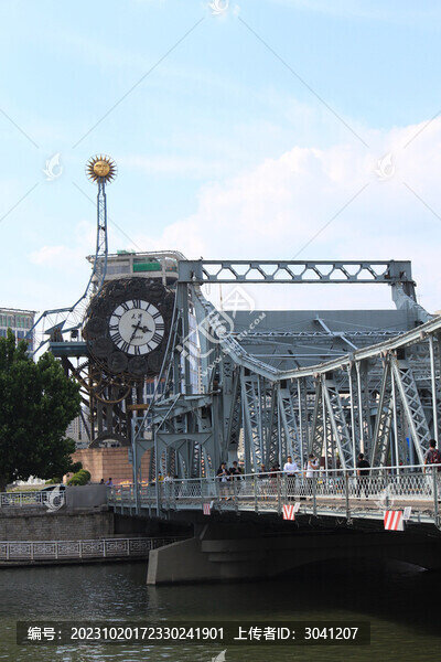 世紀鐘和解放橋
