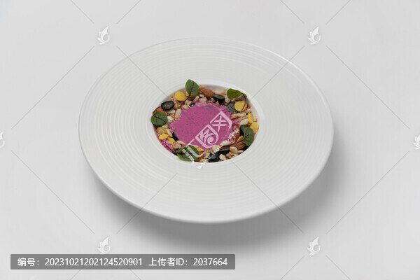 火龍果思慕雪配堅(jiān)果花環(huán)