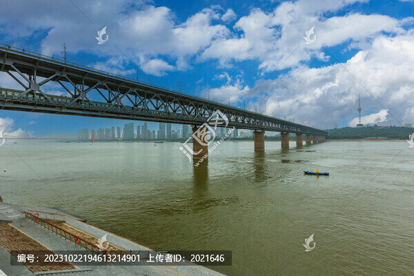 藍(lán)天白云襯托武漢長江大橋