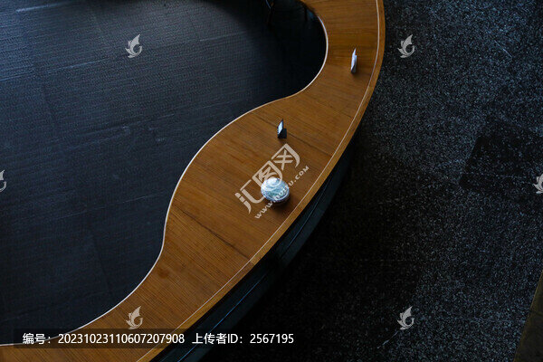 俯視咖啡廳無人桌子
